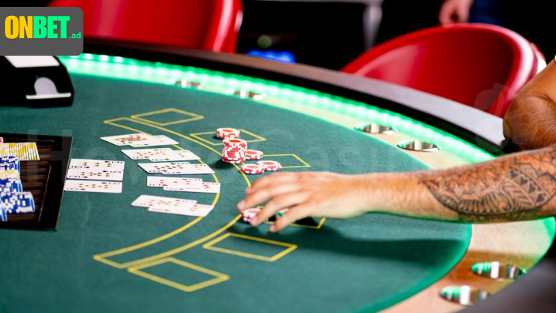 Blackjack: nhận bài, tính điểm, ra quyết định.